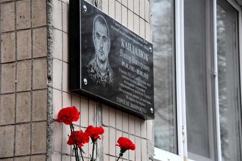 В Южном открыли памятную доску украинскому воину