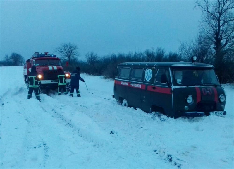 Из снежных заносов спасатели доставали "скорую", машину инкассаторов и микроавтобусы