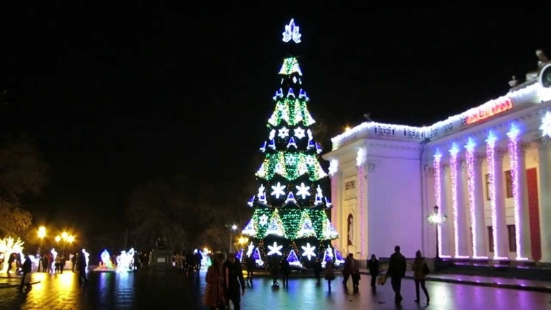 На Думской площади устанавливают главную  елку и сказочный городок