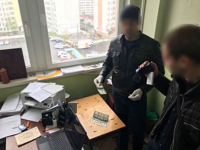 В Одессе на взятке задержан полицейский, который обещал «закрыть» производство за деньги 