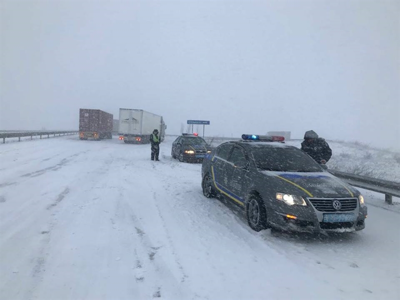 Дороги Одесской области закрыты для грузовиков: спасатели готовятся к непогоде