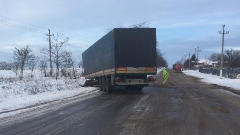 В Одесской области на обледеневшей дороге грузовик съехал в кювет 