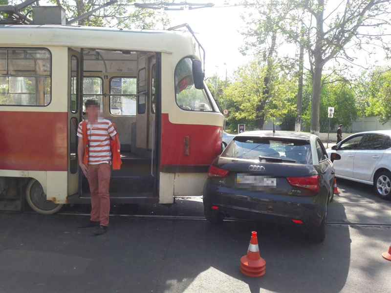 В Одессе столкнулись авто и трамвай 