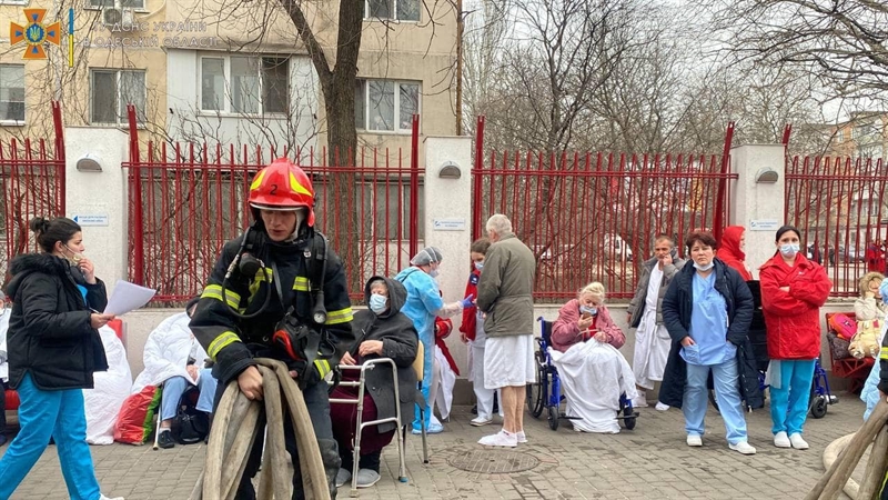 В «Интосане» на Варненской загорелся томограф, пожар тушили 40 спасателей