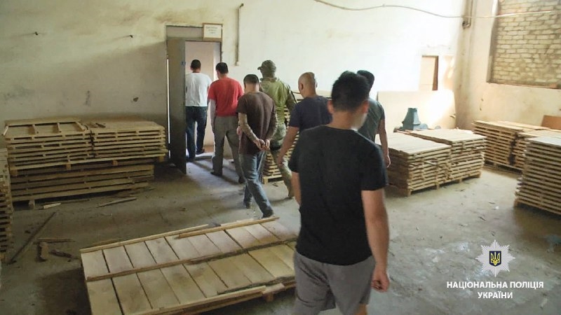 На одном из заводов в Овидиопольском районе обнаружили мигрантов из Китая и Казахстана
