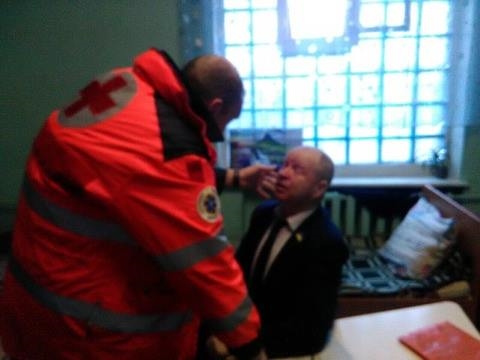 Одесскому депутату брызнули в лицо из газового баллончика (фото) Одесскому депутату брызнули в лицо из газового баллончика (фото)