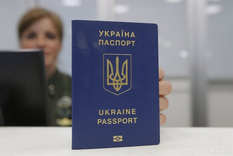 Центр админуслуг снова вклеивает фото в паспорта одесситам в 25 и 45 лет