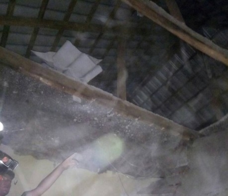 На улице Сурикова в двухэтажном доме обвалилась отделка потолка