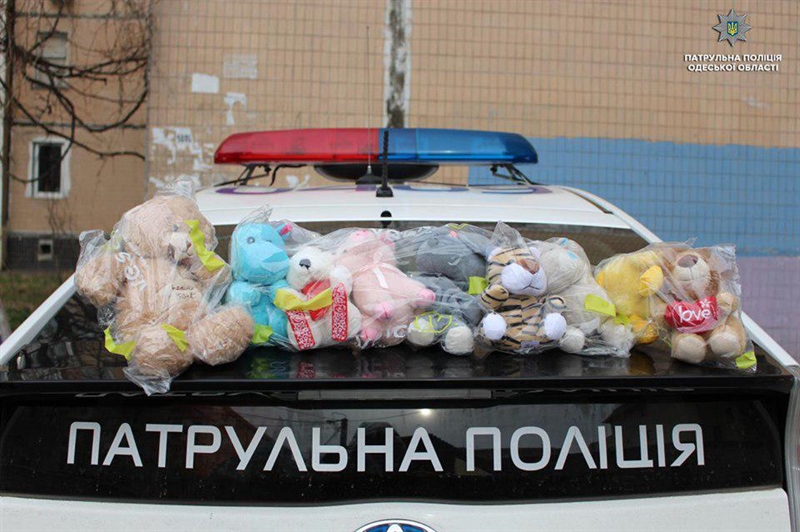Патрульные подарили детям, попавшим в сложные жизненные ситуации, более 300 игрушек