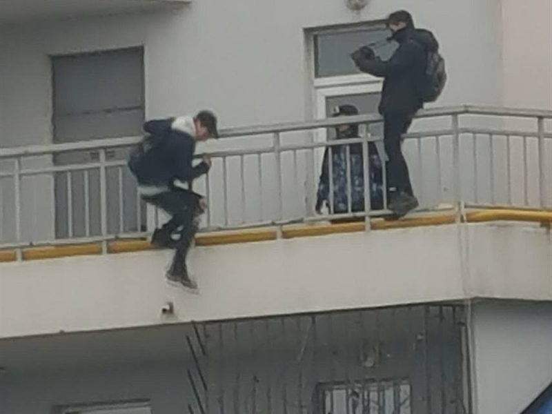 Подростки залезли на ограждение балкона 25-го этажа ради фото 