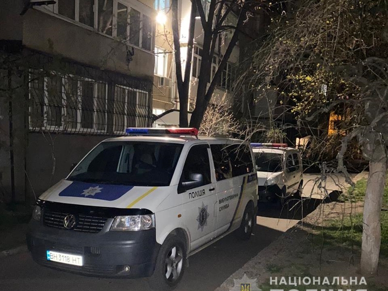 Одесские правоохранители устанавливают обстоятельства взрыва в подъезде многоэтажки на улице Краснова