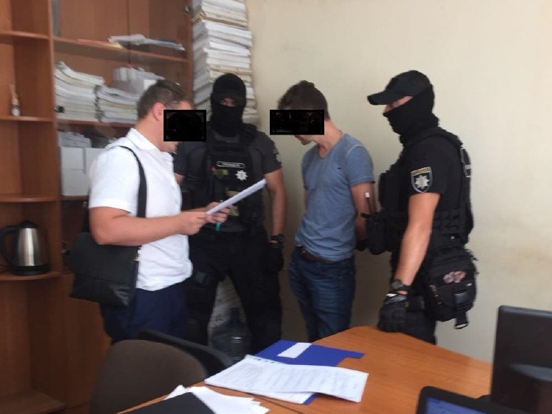 В Одессе адвокат за 3 000 долларов США предлагал следователю закрыть дело 