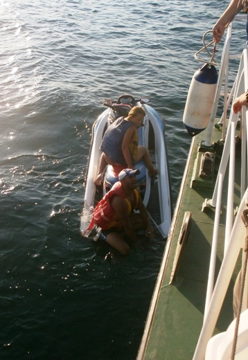 В Одессе пограничники спасли отдыхающих, которых унесло в море на гидроцикле