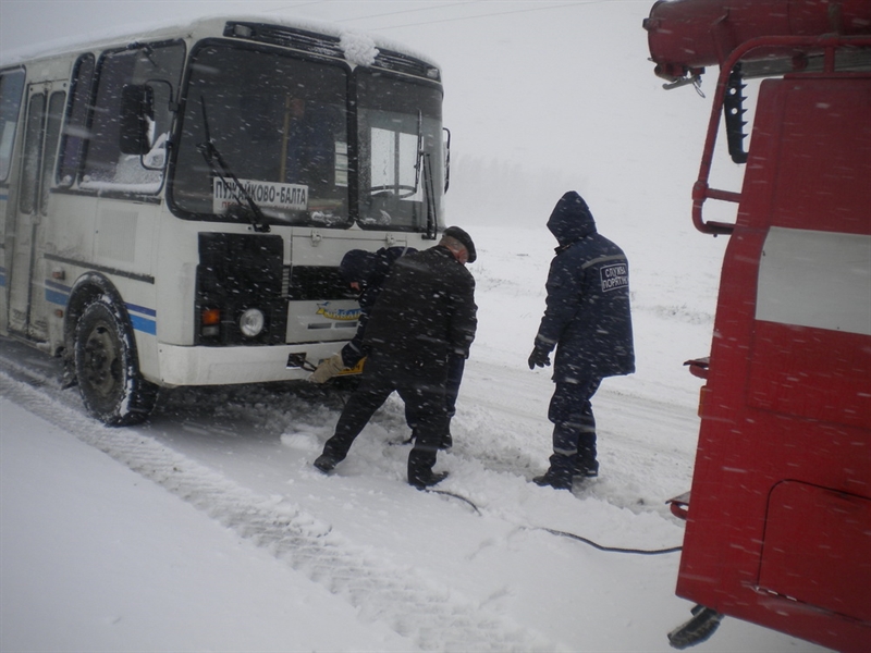 В Балтском районе из снеговых заносов вытащили три автобуса с пассажирами