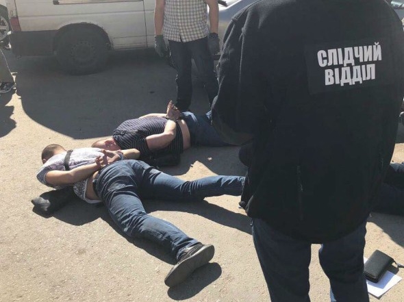 В Одесской области двое копов подбрасывали наркотики жертвам и требовали от них взятки