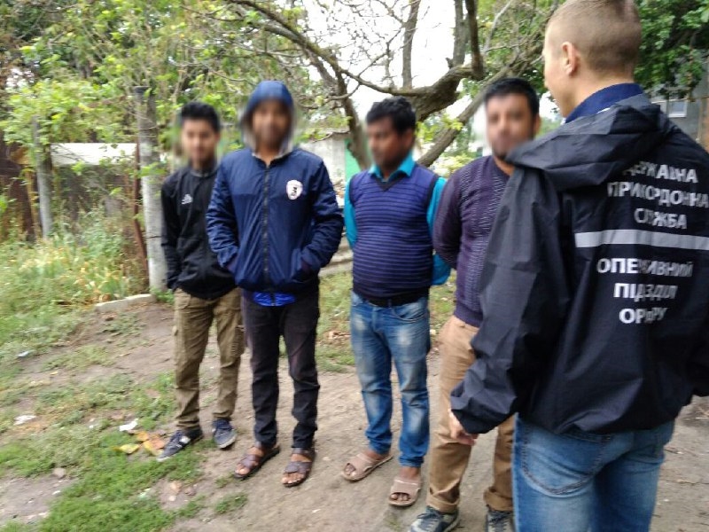 В пригороде Одессы пограничники обнаружили семь мигрантов