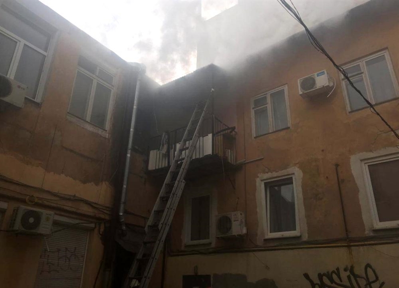 В центре Одессы горела квартира в двухэтажке