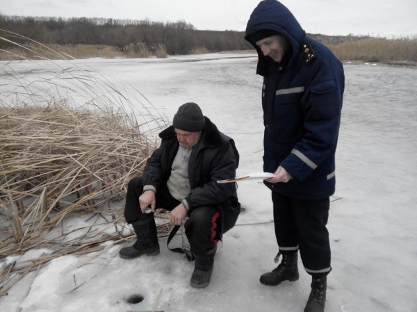Спасатели просят рыбаков не выходить на лед 