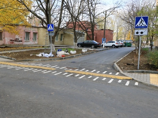 Внутриквартальный проезд в Одессе оснастили тактильной плиткой для удобства слабовидящих