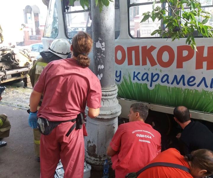 В Одессе женщина серьезно травмировалась под колесами трамвая