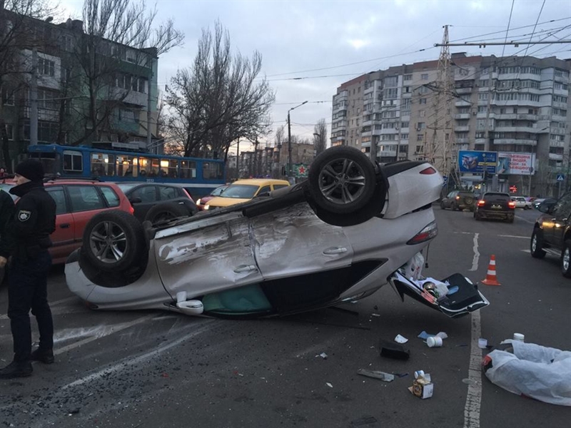 В Одессе во время ДТП перевернулся Lexus