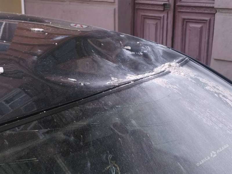 В центре Одессы на авто туристов упала часть карниза дома