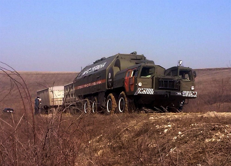 В Одесской области спасатели вытаскивали застрявший грузовик