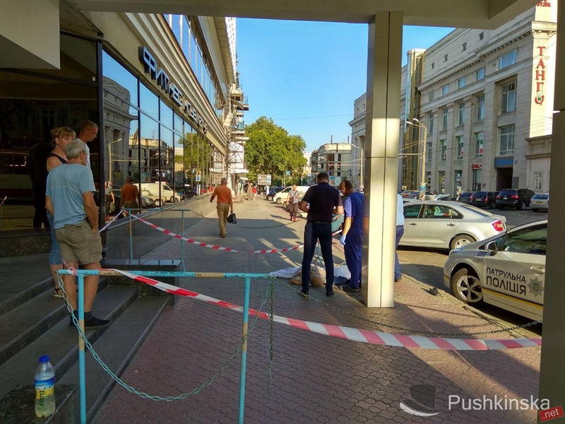 Из окна гостиницы в центре Одессы выпал мужчина