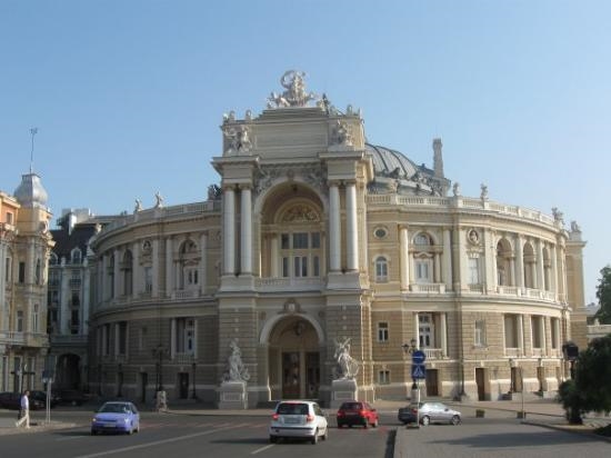 Возле Одесского оперного театра включат фиолетовую подсветку