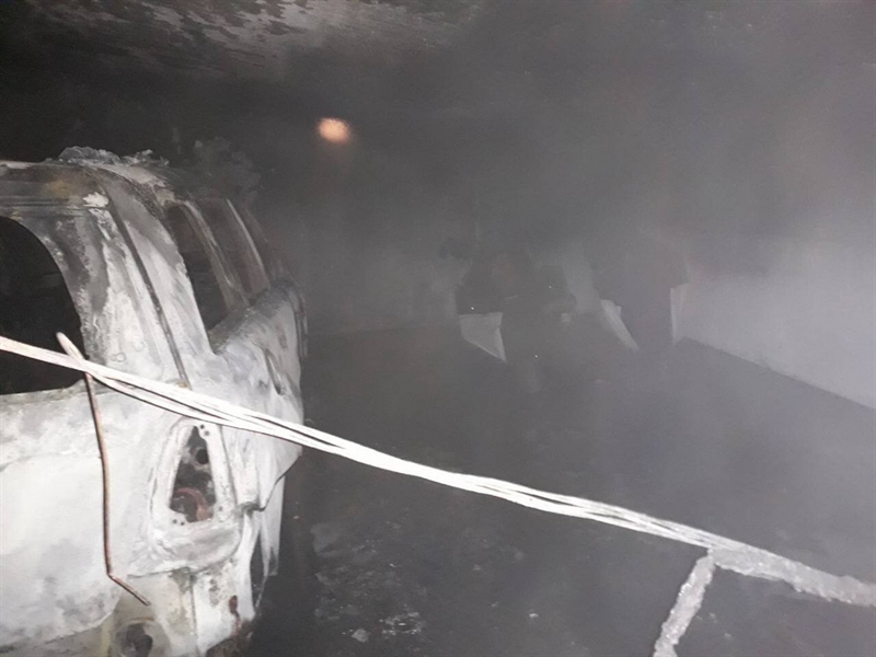 В Одессе в подземном паркинге загорелся автомобиль 