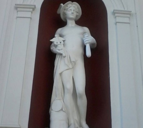 В Одессе у статуи Меркурия отломали мешок