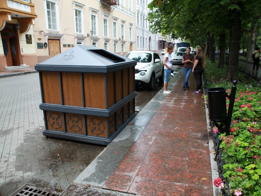 В центре Одессы установили саркофаг для мусорных контейнеров