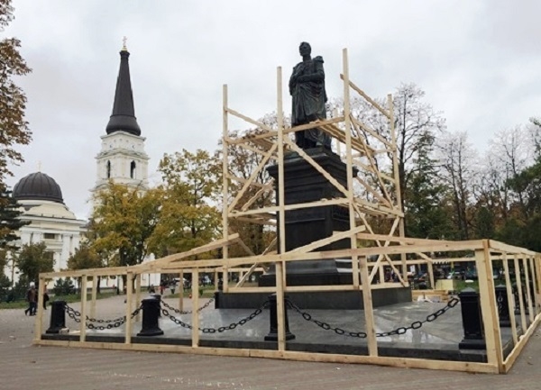 В Одессе реставрируют памятник Воронцову