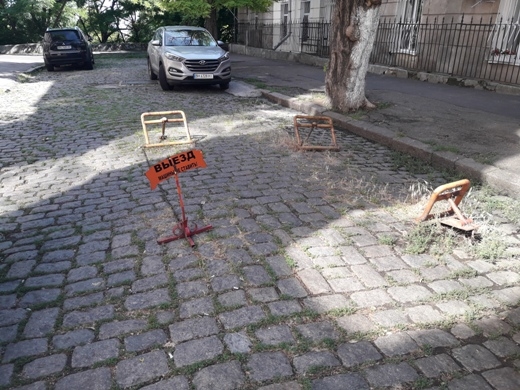 В Одессе демонтируют незаконно установленные юнипаркеры