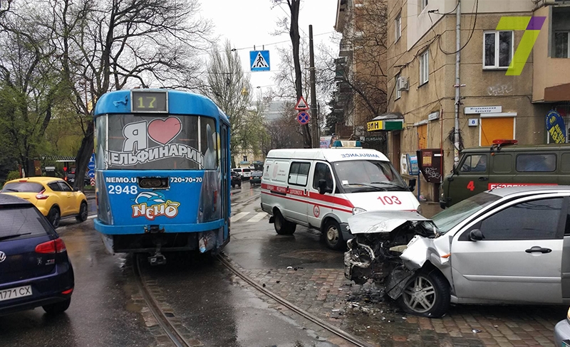 В Одессе трамвай столкнулся с авто