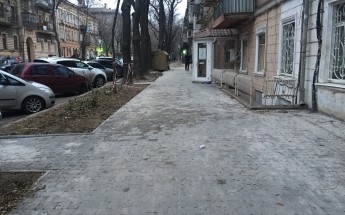 На улице Нежинской ремонтируют тротуар