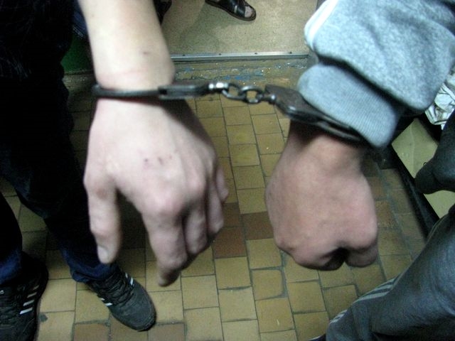 В Киевском районе иностранцы ограбили девушку в автомобиле