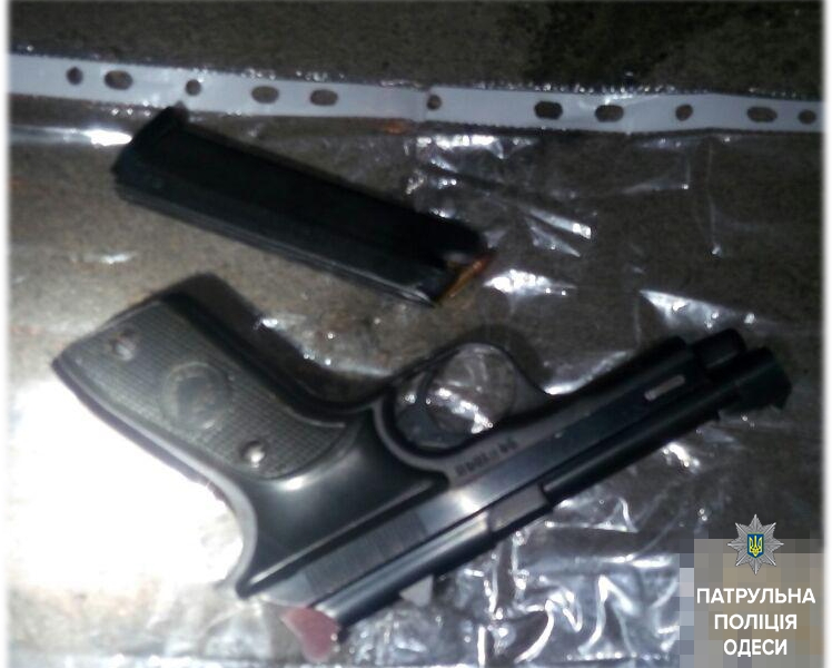 Ночной "улов": одесские патрульные задержали трех людей с пистолетами 