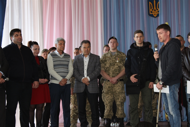 Воину из Лиманского района вручили лук для участия в «Играх Непокоренных»