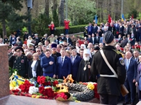 В День освобождения города одесситы возложили цветы к памятнику Неизвестному матросу и стеле Крылья Победы