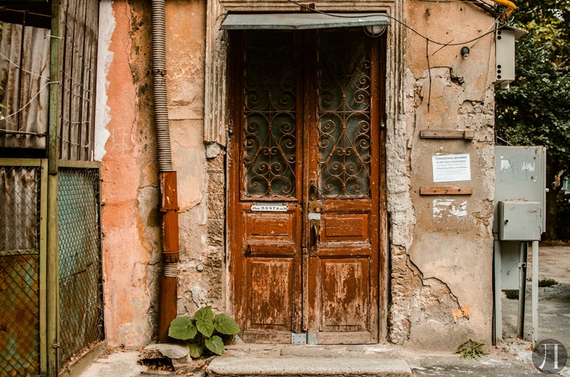 Купить  открытки - и помочь проекту по восстановлению старинных дверей Одессы