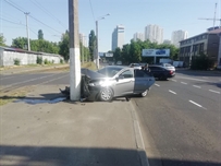 На Люстдорфской дороге легковушка въехала в столб: пострадал водитель