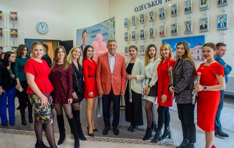 Сотрудниц и студенток Одесской юридической академии поздравили с Международным женским днем