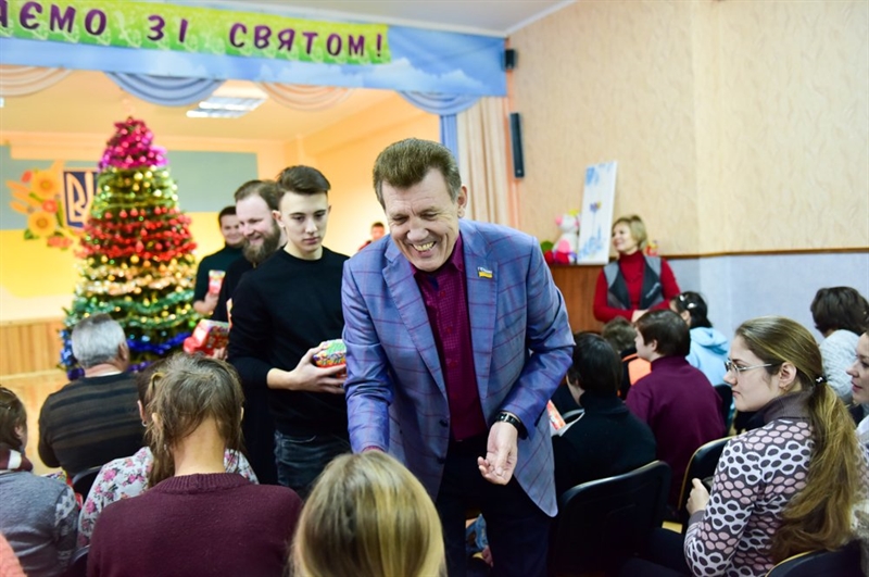 Сергей Кивалов поздравил с наступающим Новым годом воспитанниц детского дома-интерната на Макаренко, 20