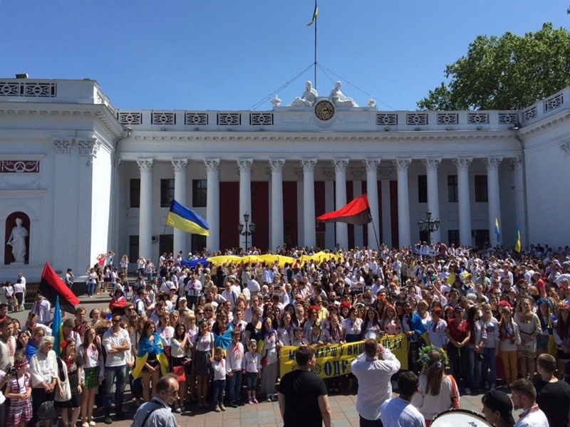 В центр Одессы вышли около тысячи человек в вышивках