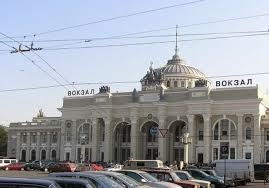 На Привокзальной площади в Одессе МАФы заменили клумбами ФОТО