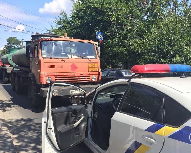 Ребенок попал под  грузовую машину