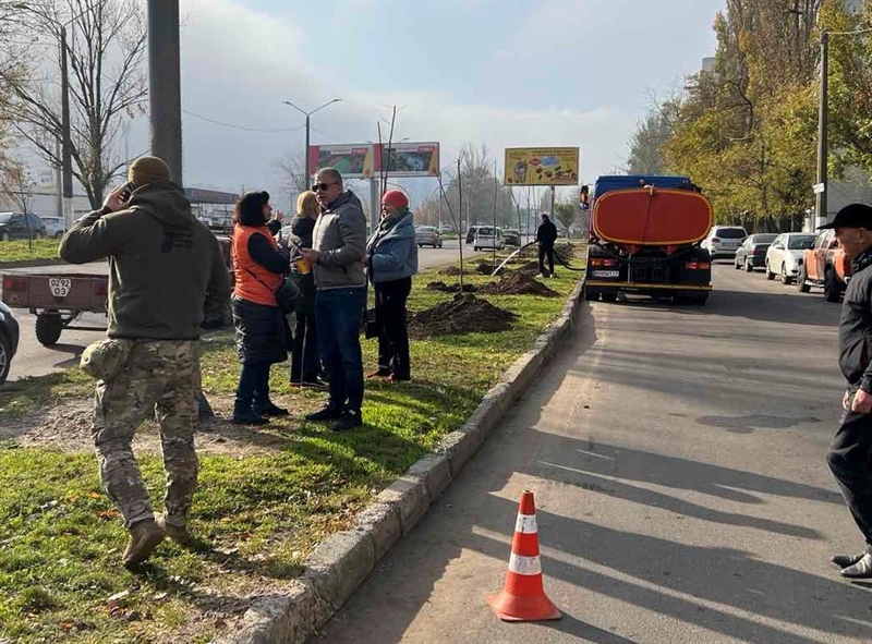 В Одессе высадили еще 146 акаций
