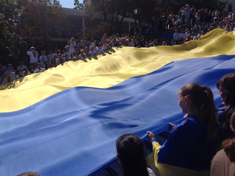 В Одессе растянули 23-метровый флаг Украины ФОТО ВИДЕО