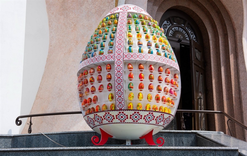 Перед храмом Святой мученицы Татианы в Одессе вновь появилась праздничная пасхальная инсталляция  